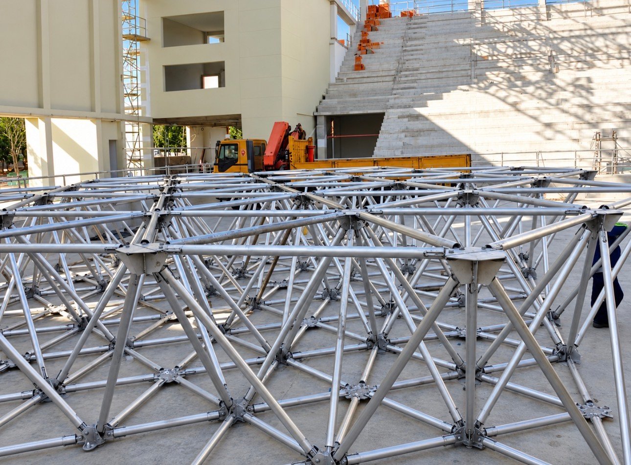 Montaje de cubierta espacial metálica en obra